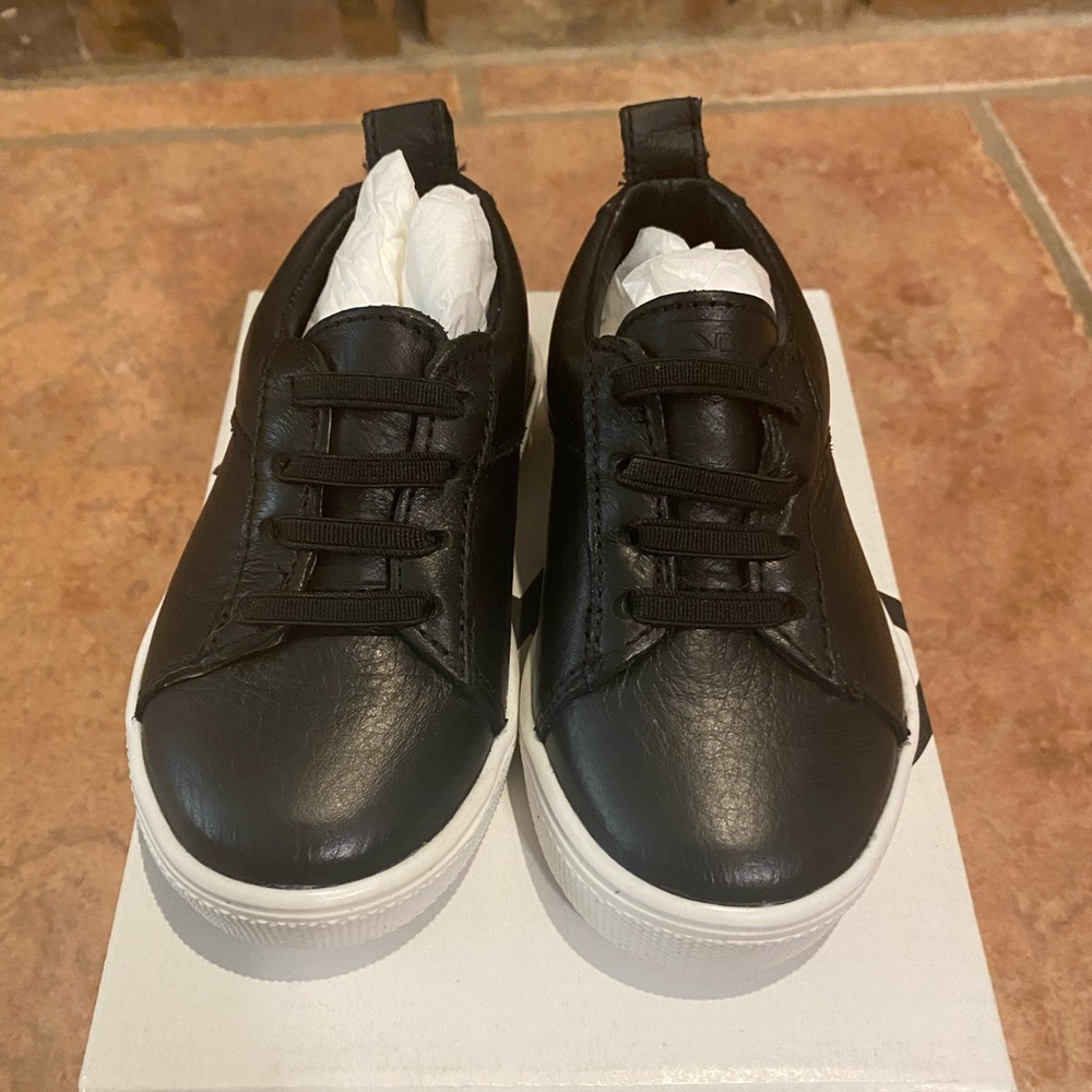 Freshly picked classic lace up sneaker in ebony 6T